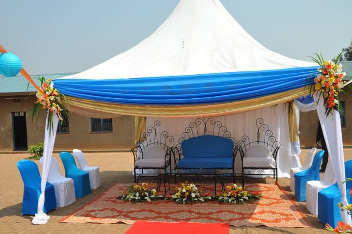 Aho abageni bari bwicare hari hatatse mabara y'ijuru