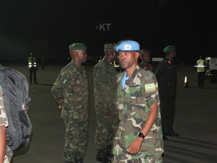 Umwe mu basirikare b'u Rwanda atambuka avuye Darfour