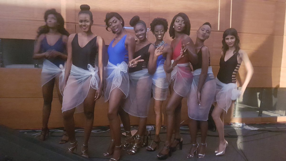 Biyerekanye bambaye imyenda yo kogana barengejeho agatambaro 