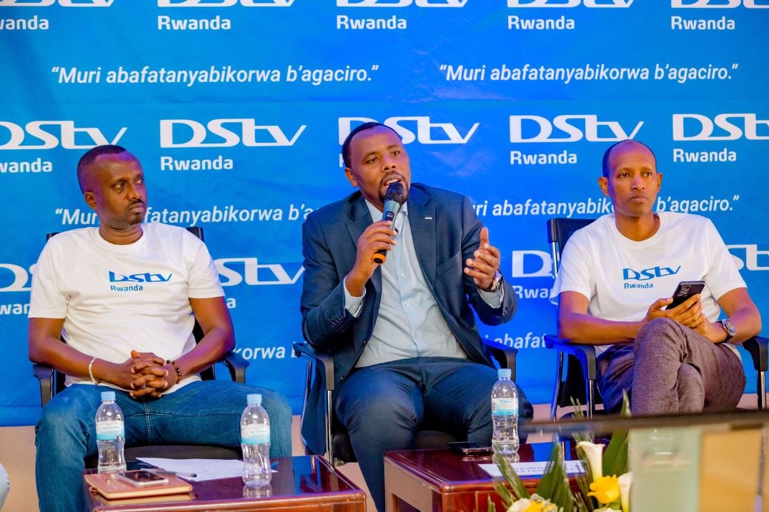 Augustin Muhirwa uyobora Tele 10 na DStv Rwanda, aha yari mu mahugurwa yahawe abacuruza Dekoderi za DStv