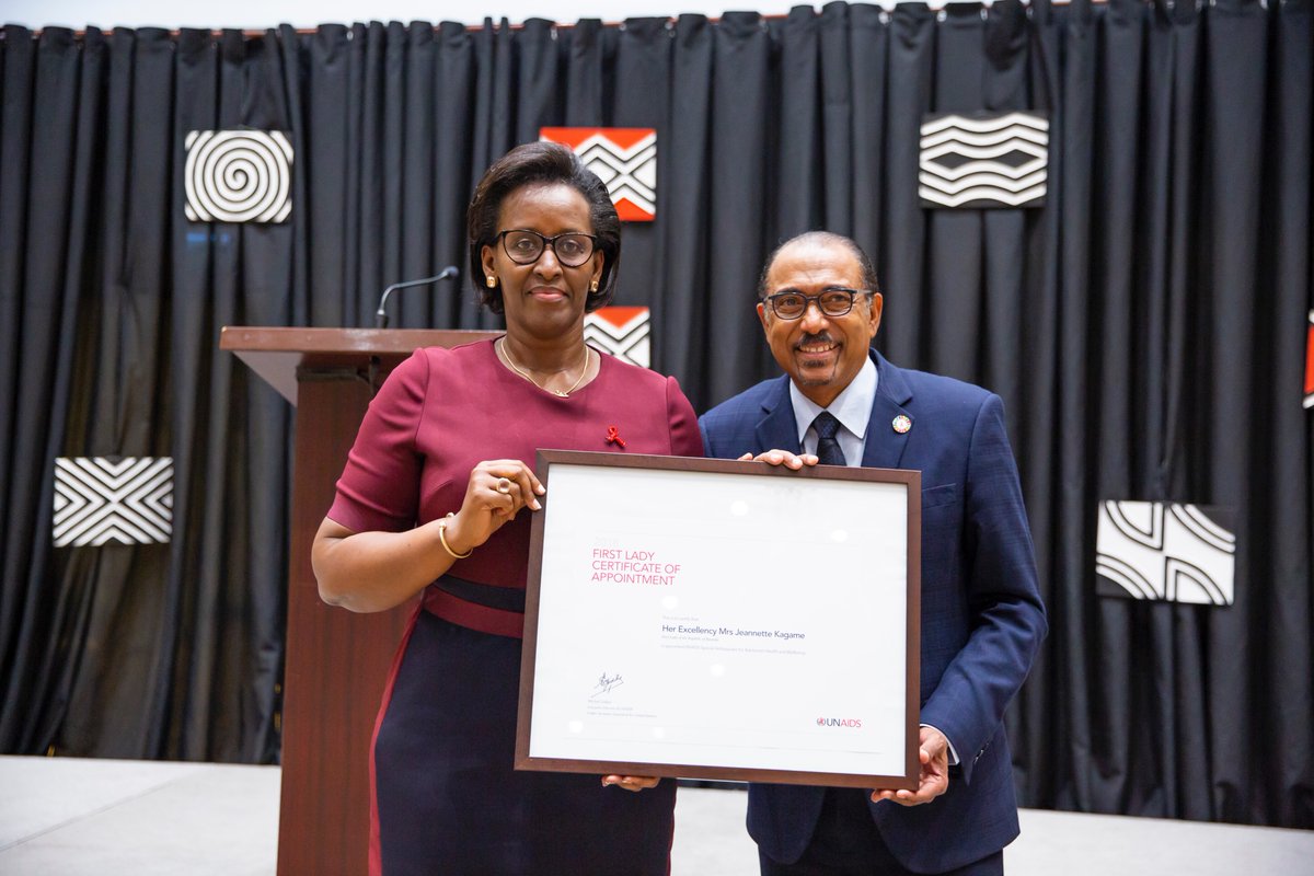Madame Jeannette Kagame ashyikirizwa certificat imwemerera kuba ambasaderi