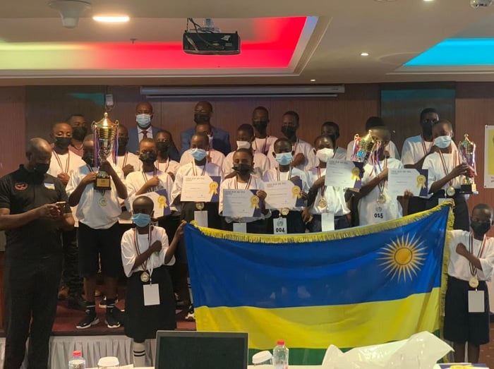 Ubwo bahamagarwaga bamaze kumurikirwa ibikombe, baririmbye indirimbo yubahiriza Igihugu