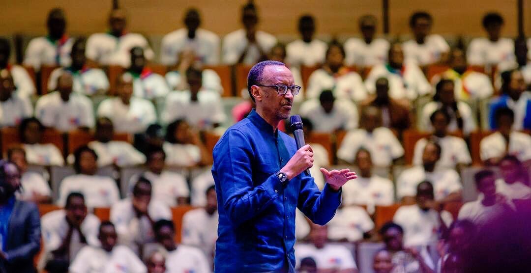 Perezida Kagame aganira n'urubyiruko rwitabiriye ihuriro rya Youth Connekt