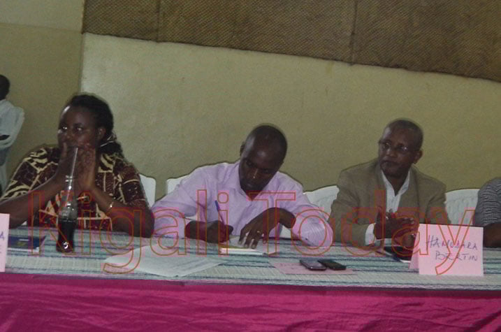 Dusabimana (hagati) wari uhanganye na Kaduhoze ku mwanya w