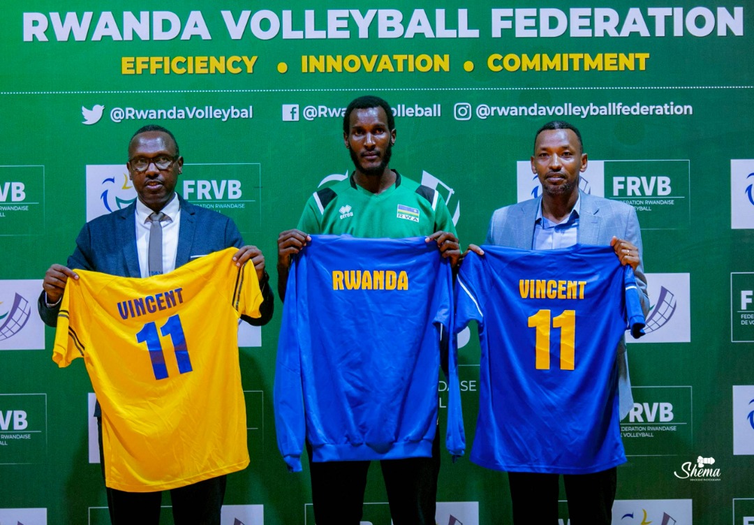 Dusabimana Vincent "Gasongo" yagenewe ishimwe ndetse ahabwa imyambaro yose yakinannye mu ikipe y'igihugu nyuma yo gusezera