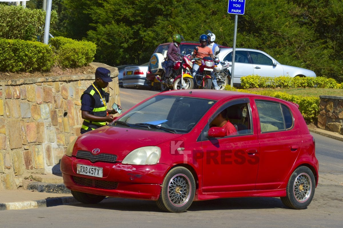 Polisi yahagurukiye abagenda mu modoka bavugira kuri telefoni