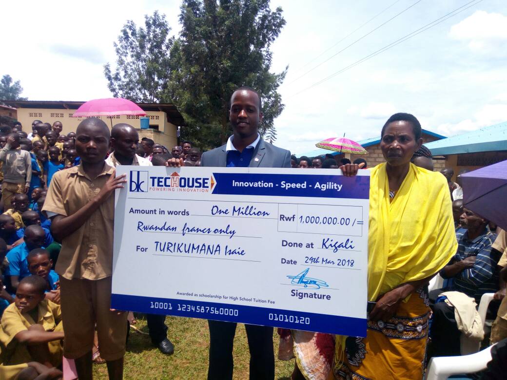 Turikumana yavukiye mu muryango ukennye cyane, ku buryo yakuze atazi se