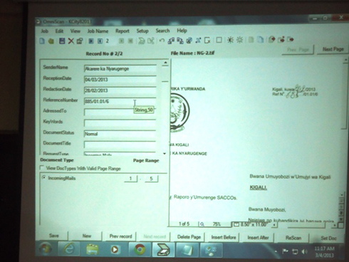 Programu ya e-Imboni, Umukozi wa RDB yarimo kubika amakuru aranga inyandiko, mbere yo kuyohereza mu bindi bigo.
