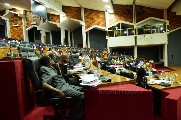 Abadepite ba EALA bagiye impaka ku itegeko rica amasashe mu karere birangira ridatowe 