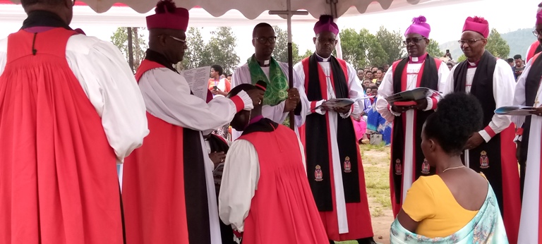 Yambikwa umusaraba na bagenzi be bandi baba bambaye