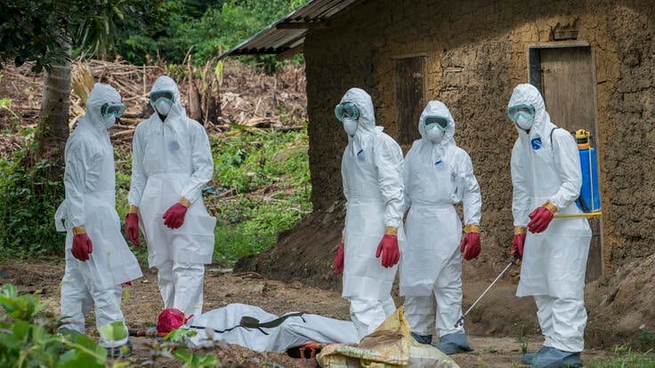 uwishwe na Ebola babanza kumutera umuti mbere yo kumushyingura