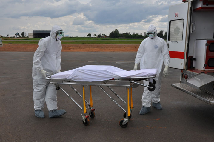 Abashinzwe kurwanya ebola bakiriye uwagizwe umurwayi wa ebola ku kibuga cy