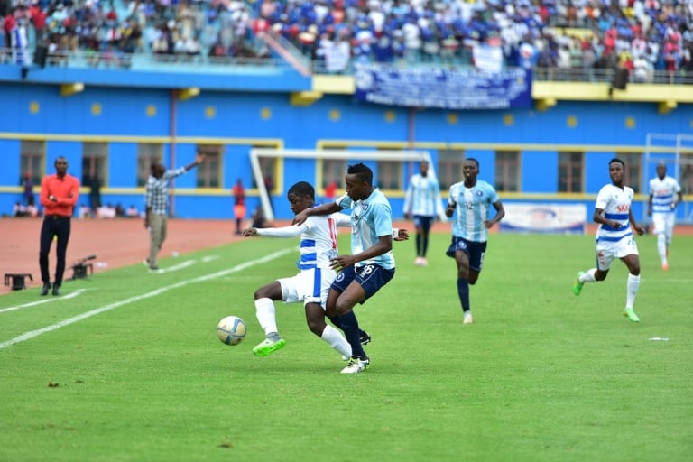 Police FC na Rayon Sports zanganyije ibitego 2-2. Aha abakinnyi bari kurwabira umupira 