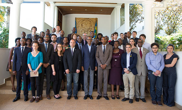 Abagize EGAM, AERG na GAERG bafata ifoto y'urwibutso na Perezida wa Repubulika Paul Kagame.
