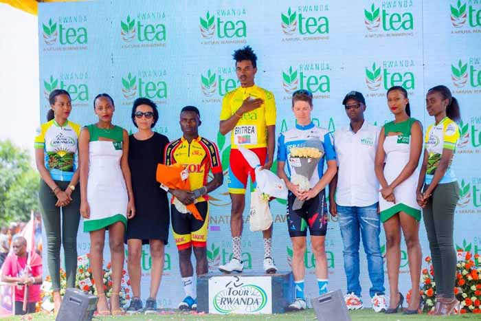 Patrick Schelling (wa kane uvuye iburyo) yahise yamburwa umwanya wa gatatu yari yabonye muri Tour du Rwanda