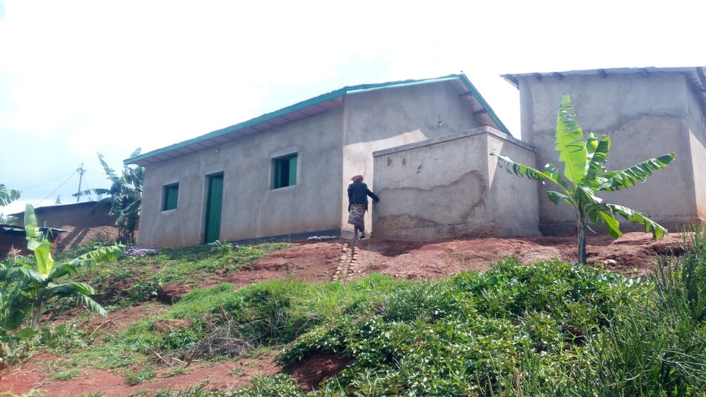 Emerita Karwera yavuye mu kizu kidakinze kinatobaguye, none atuye mu nzu nziza yubakiwe n'abatuye ku Karubanda