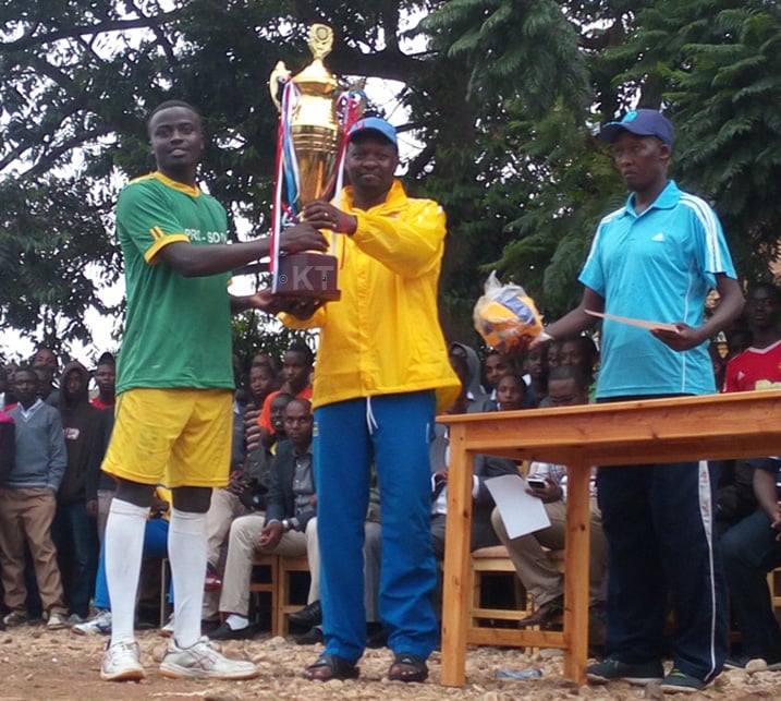 Robert Byabagamba ashyikiriza IPRC-South igikombe