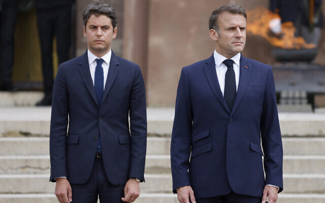 Emmanuel Macron yasabye Gabriel Attal (Uri ibumoso) kuguma ku butegetsi by