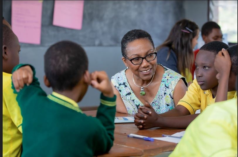 Alicia Herbert OBE aganira n'abana