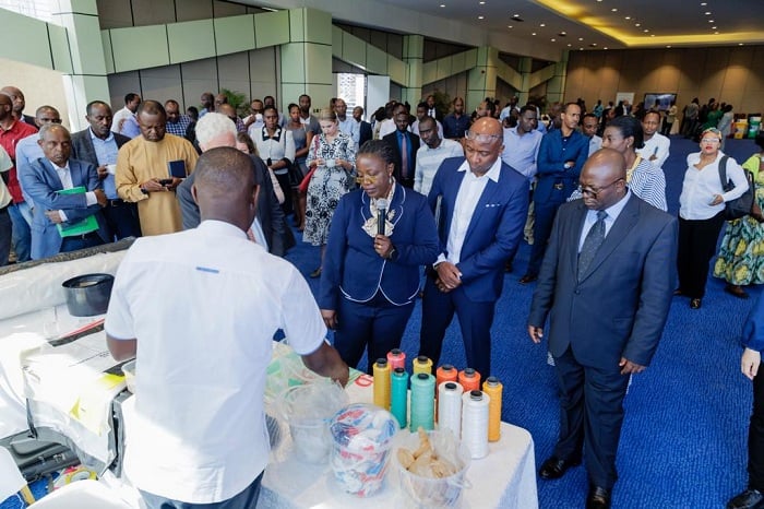 Abayobozi bareba ibikoresho biva muri pulasitiki zijugunywa