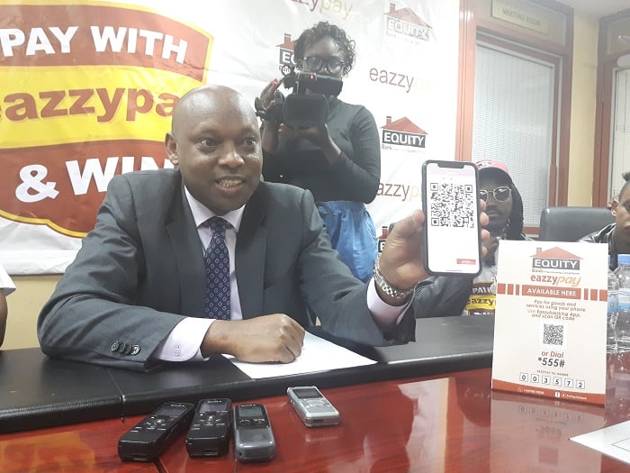 Umuyobozi wa Equity Bank Hannington Namara yerekanye uko iri koranabuhanga rikoreshwa kuri telefoni