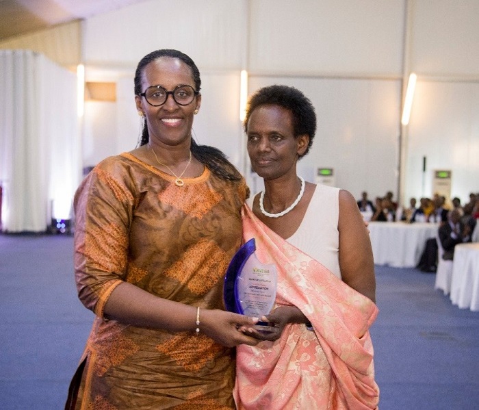 Madame Jeannette Kagame ari kumwe n'umuyobozi wa AVEGA