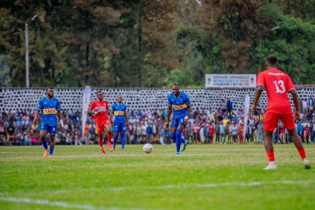 Eric Ngendahima wa Rayon Sports agerageza gutanga umupira