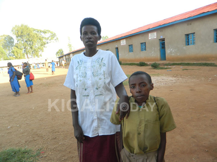 Nyina wa Eric yemeza ko iyo yohereje umwana ku ishuri asigara atekanya kuko ngo aba yizeye neza ko yisanga mu bandi bana.
