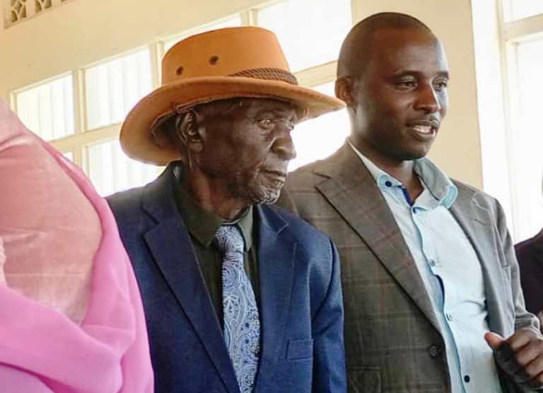 Umusaza Nyagatare hamwe n'umwuzukuru we Padiri Eric