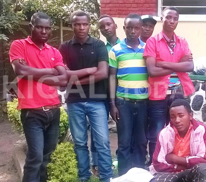 Eric Ndayambaje (uhagaze wambaye umupira urimo amabara) avuga ko atashye nyuma yo kubura se wari umuyobozi muri FDLR.