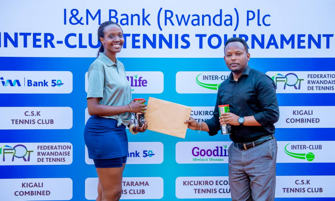 Evelyne ukinira Nyarutarama Tennis Club yahembwe nk'umukinnyi wahize abandi muri iri rushanwa