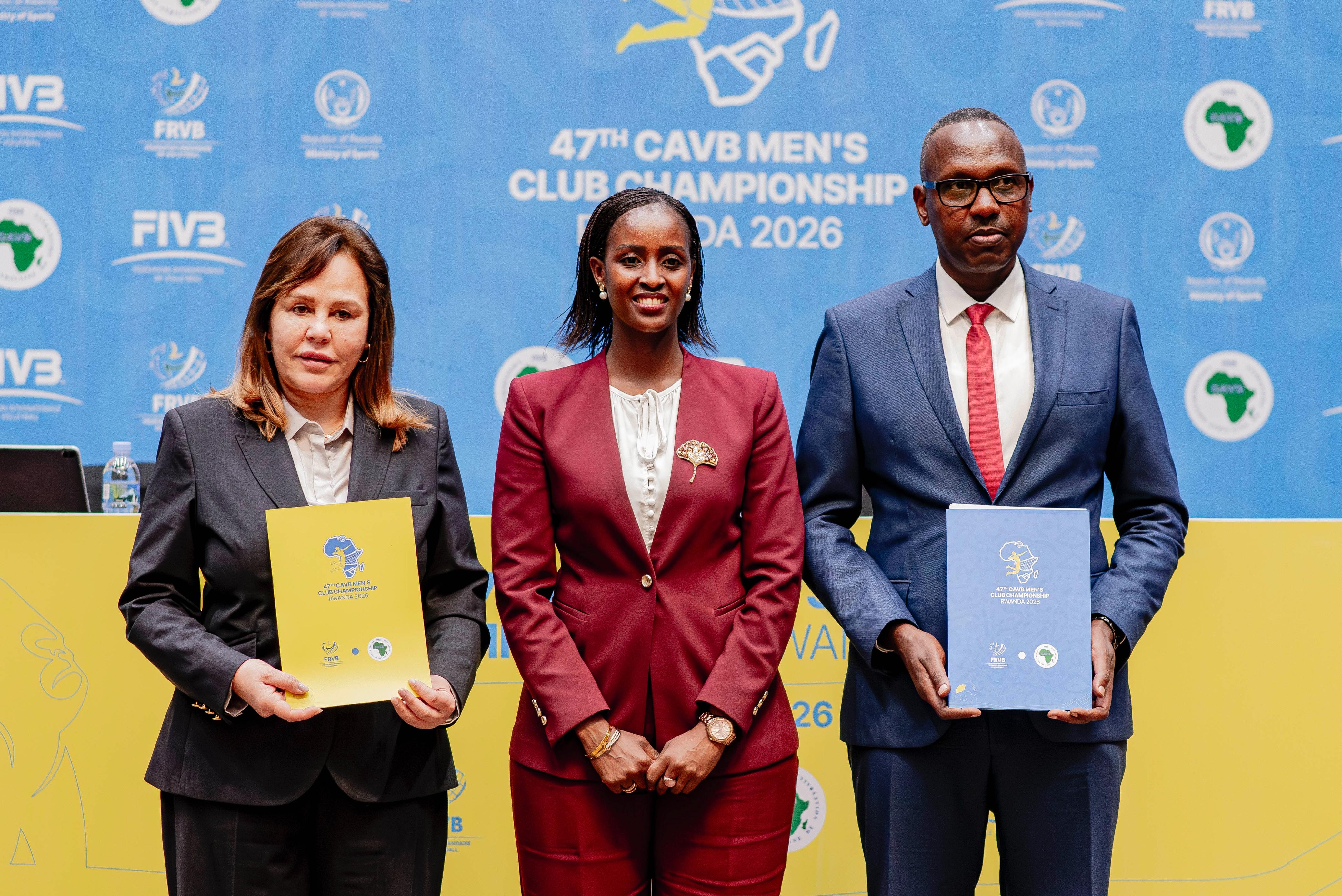 Minisitiri wa Siporo mu Rwanda ari kumwe na perezida w'impuzamashyirahamwe muri Africa Bouchra Hajij ndetse na Ngarambe Raphael uyobora (FRVB)