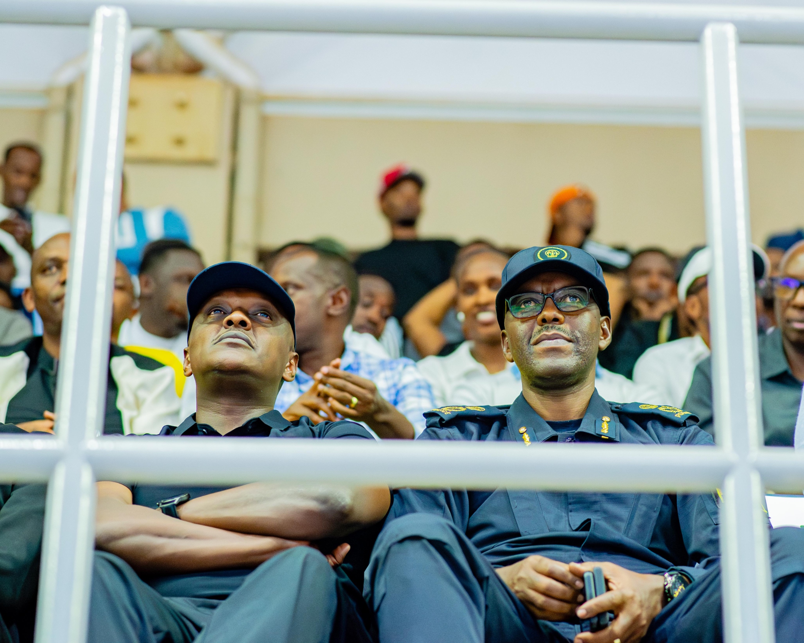 Umuvugizi w'ingabo z'igigugu Brigadier General Ronald Rwivanga ndetse n'umuvugizi wa police y'u Rwanda Assistant Commissioner of Police (ACP) Boniface Rutikanga barebye iyi mikino