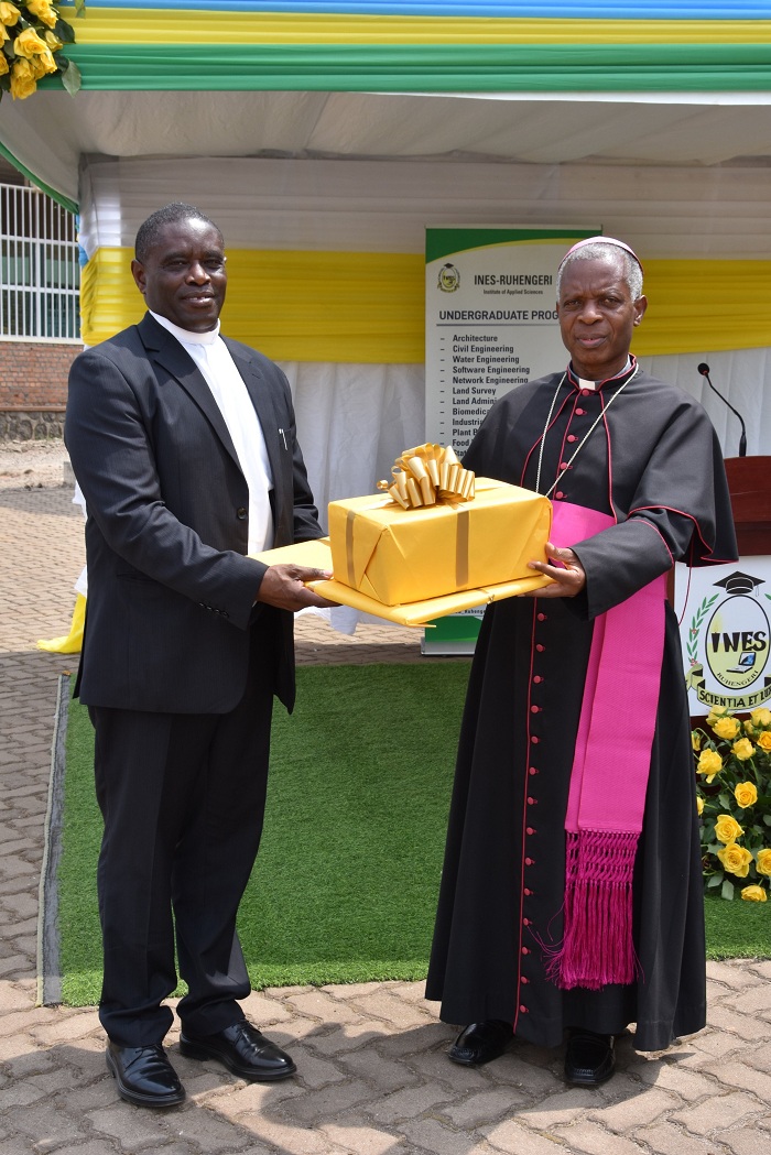 Padiri Hagenimana Fabien yashimwe na Musenyeri Harolimana, avuga ko ubutumwa yashinzwe yabukoze neza