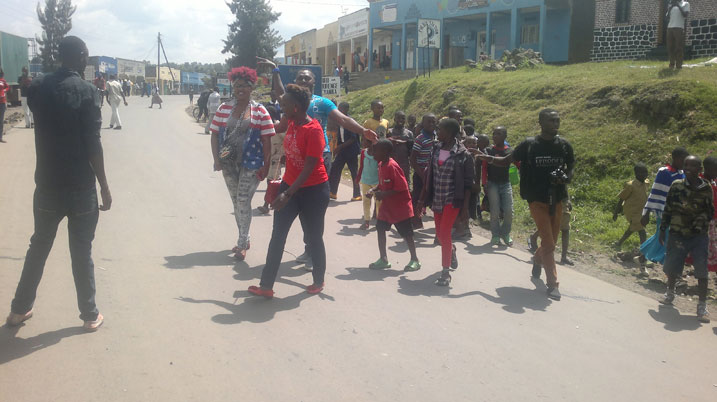 Fabiola wambaye umutuku yari umwe mu bishimiwe cyane n'abanya Burera.