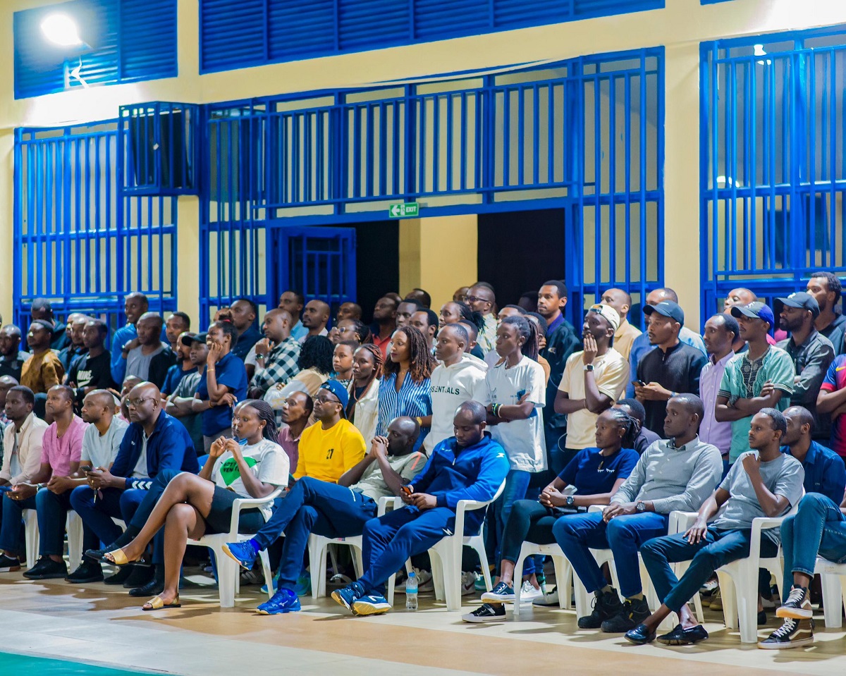 Abafana muri Des Angel i Remera aharimo kubera imikino ya Volleyball muri iyi minsi