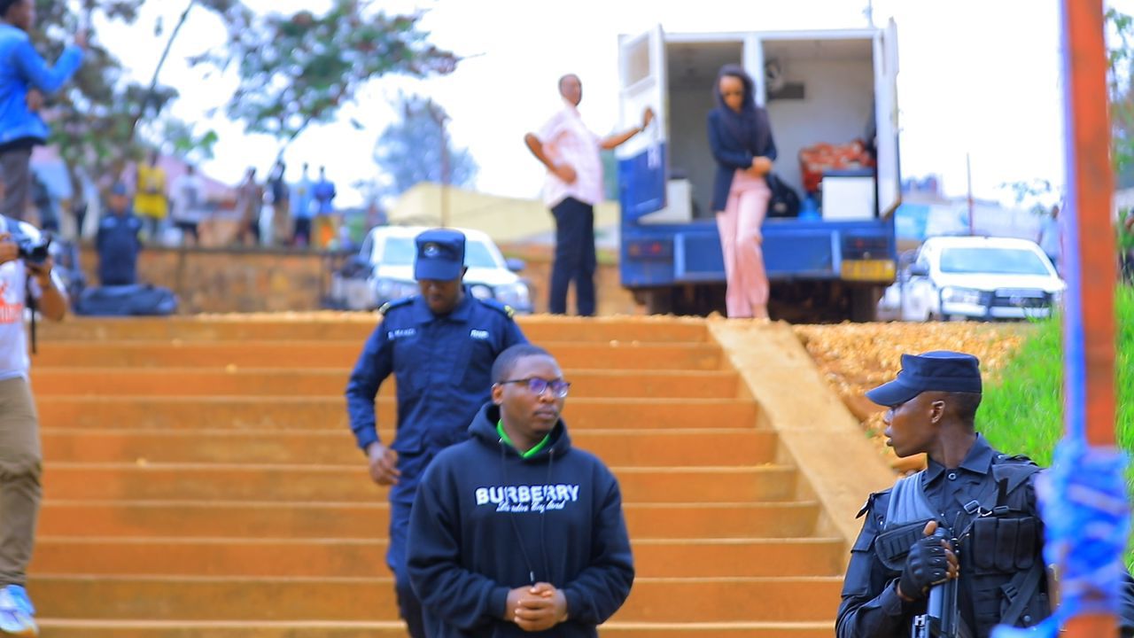 Miss Muheto yasohotse mu modoka ya RIB ari kumwe na Sengabo Jean Bosco uzwi nka Fatakumavuta na we watangiye kuburanishwa