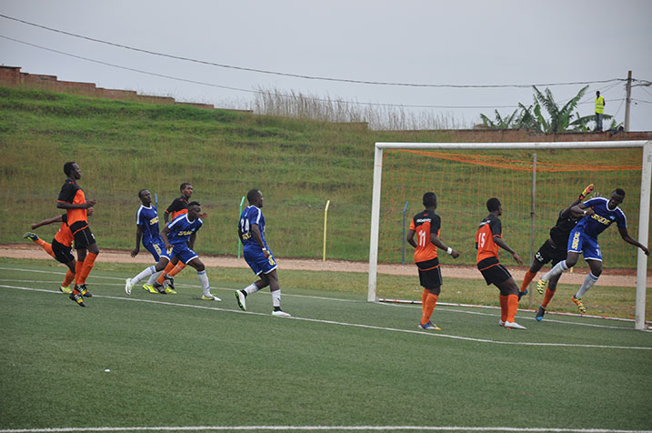 Faustin ashakisha igitego.