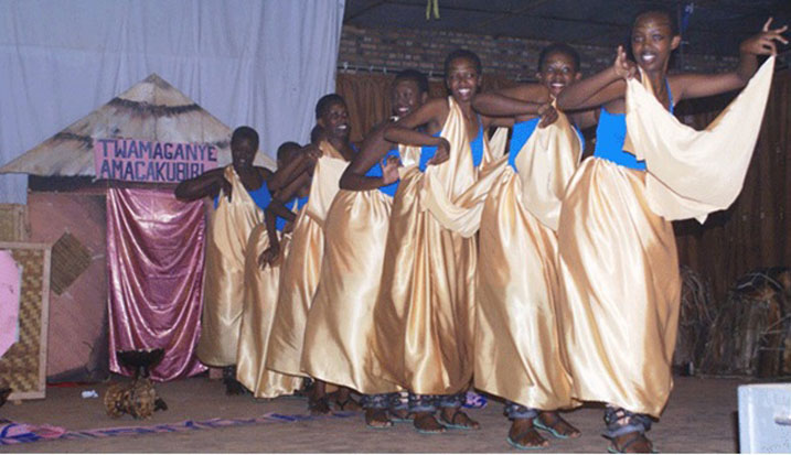 Abanyeshuri bigishijwe gahunda ya "Ndi Umunyarwanda" binyuze mu marushanwa.