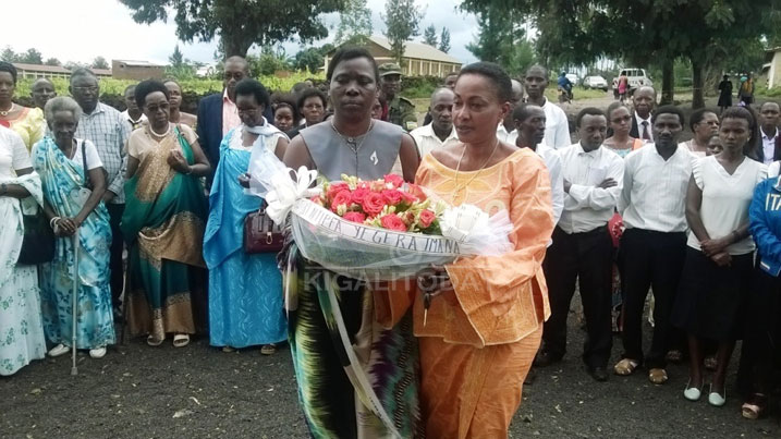 Abagize "Urunana rw'Inshuti z'Intwari Niyitegeka" basura urwibutso rwa Komini Rouge