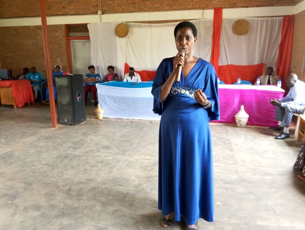 Umukozi ushinzwe itorero mu Karere ka Kamonyi, Epiphanie Mukagihana, asoza ibiganiro mu matsinda y'Abubatsi b'amaboro 