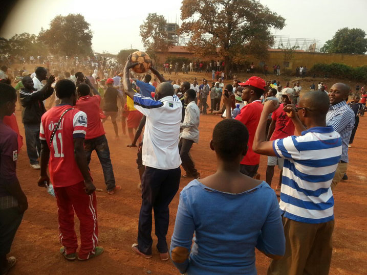 Umukino ukirangira bahise bajya mu kibuga