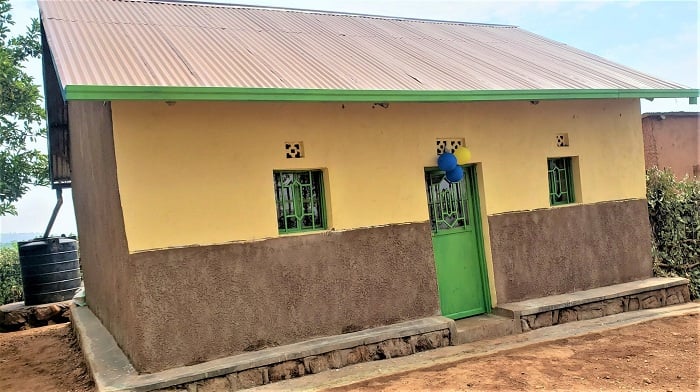 Yishimiye inzu yashyikirijwe