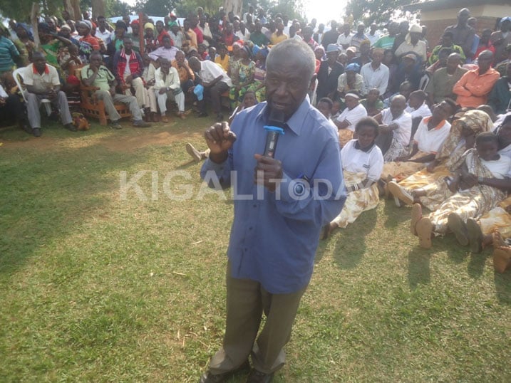 Abaturage ba Nkombo mu biganiro na Perezida wa Sena, Bernard Makuza, bikomye amabanki bayashinja kubadindiza kuko abima inguzanyo.