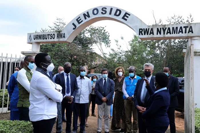 Filippo Grandi aherekejwe na Minisitiri Marie Solange Kayisire, yasuye urwibutso rwa Jenoside i Nyamata