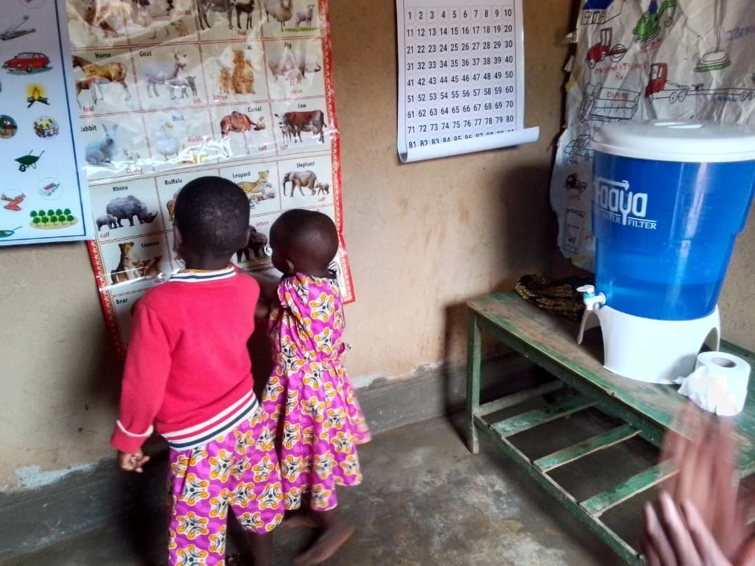 Aho abana baba bari bari amazi meza yo kunywa