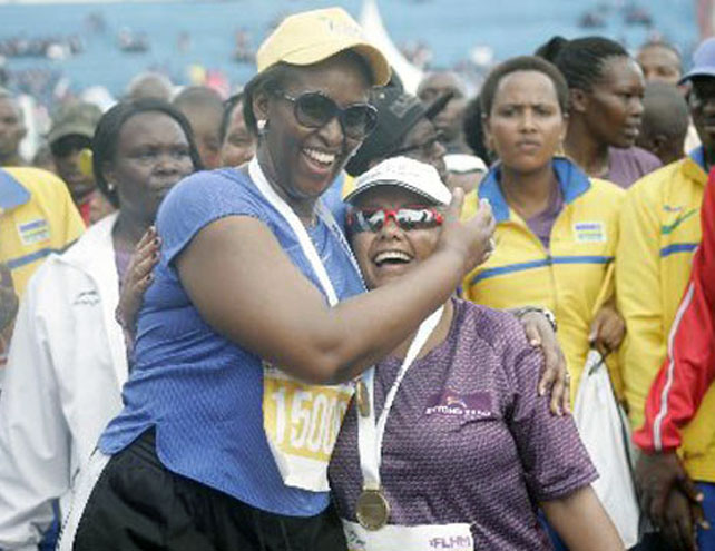 Madame Jeannette Kagame na Gakuo Kenyatta ubwo baherukana muri Marathon yabereye muri Kenya