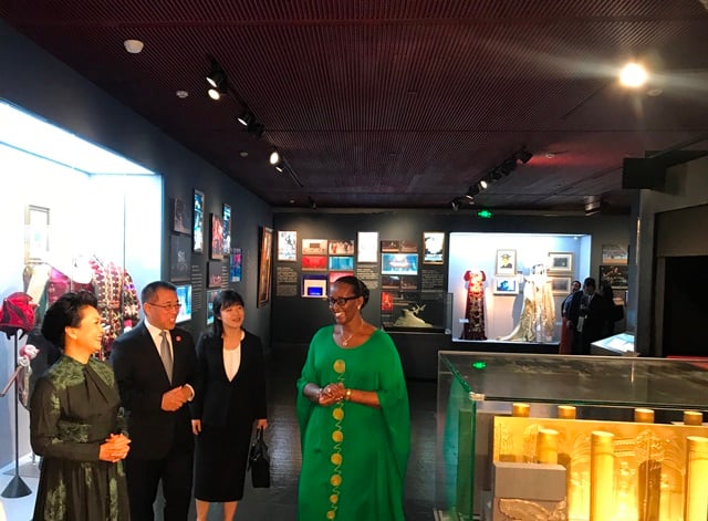 Mme Jeannette Kagame yasuye inzu imurikirwamo ibijyanye n'ubugeni mu gihugu cy'u Bushinwa