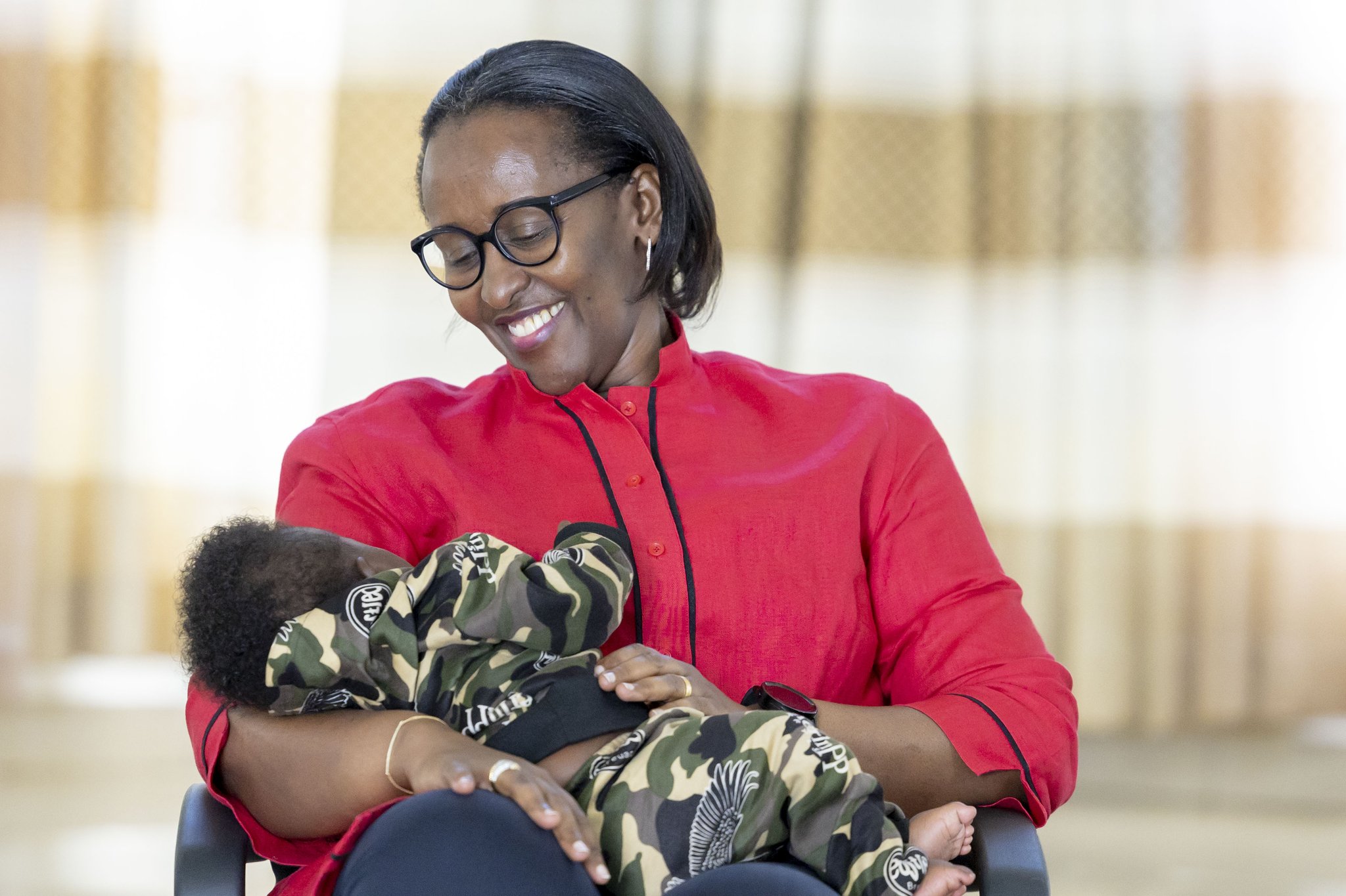 Madamu Jeannette Kagame ateruye umwana muto wa Alphonsine Nyirandagijimana wasigaye. Abandi batanu bavukana bo bishwe n'ibiza