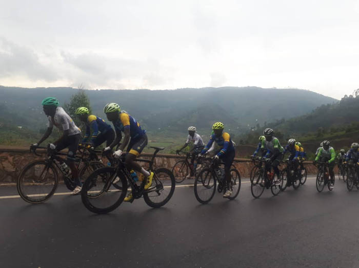 Abakinnyi Tour du Rwanda bitoreza mu muhanda wa Musanze-Kigali